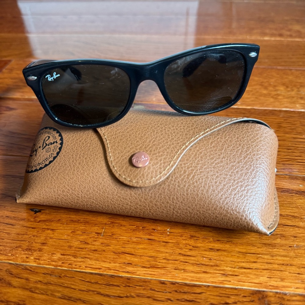 Ray-Ban RB 2132 NEW WAYFARER CLASSIC Black Sunglasses - Picture 10 of 11